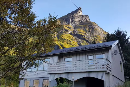 Ferienhaus Senja in der Natur Norwegens am Fjord mit Meerblick
