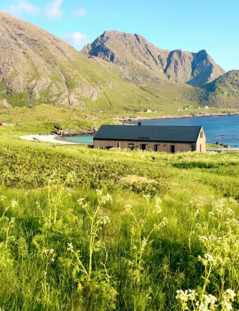 Außenansicht Fernienhaus am Strand Lofoten Wanderwoche