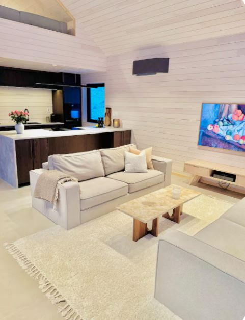 Helles offenes Wohnzimmer Wandern Ferienhaus Lofoten