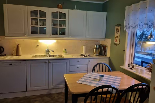 Urige Küche im Bauernhausstil Ferienhaus Senja in Norwegen
