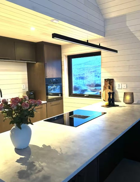 Moderne Küche im Ferienhaus auf den Vesterålen Norwegen, Lofoten