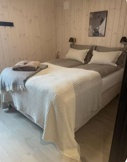 Schlafzimmer Ferienhaus Lofoten Midsommer Wandern